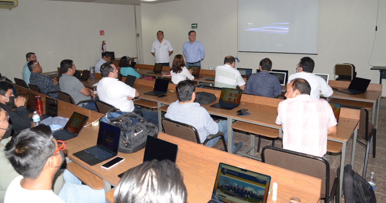Capacitan  a docentes de la UNACH en lenguaje de programación de la empresa Apple