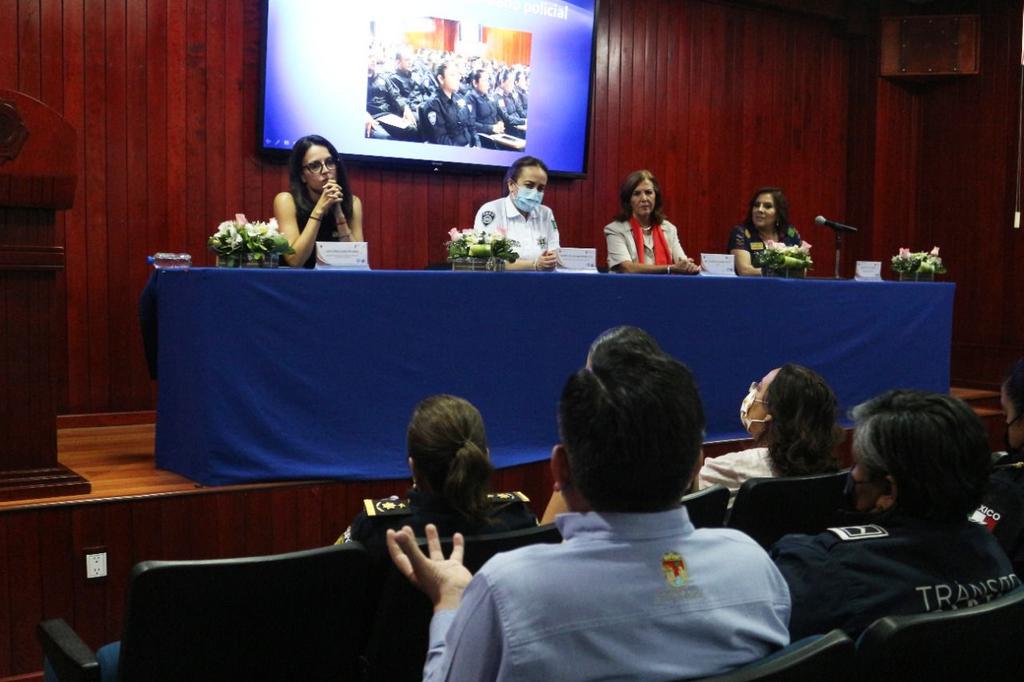 Imparte reconocida jurista conferencia “Función policial y compromiso con las víctimas” a elementos de la SSyPC