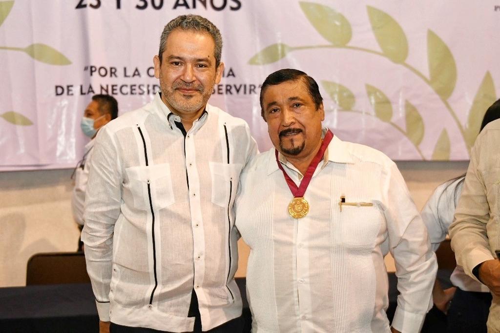 Distingue a docentes con la Medalla UNACH  al Mérito en el Servicio Universitario