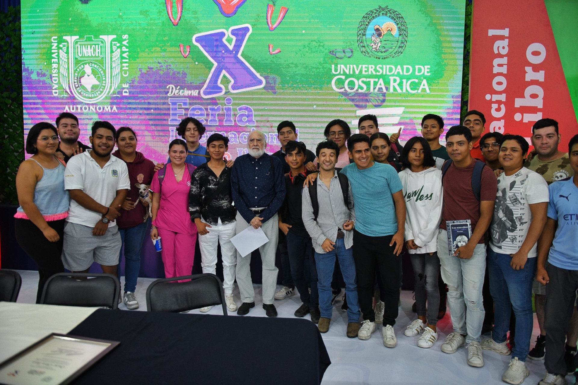 Rinden homenaje al poeta Oscar Oliva en la X Feria Internacional del Libro UNACH 2023