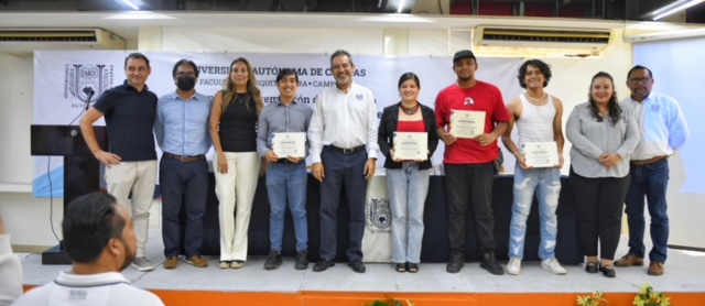 Entregan reconocimiento a ganador del concurso “Diseño del logotipo conmemorativo al 50 aniversario de la UNACH”