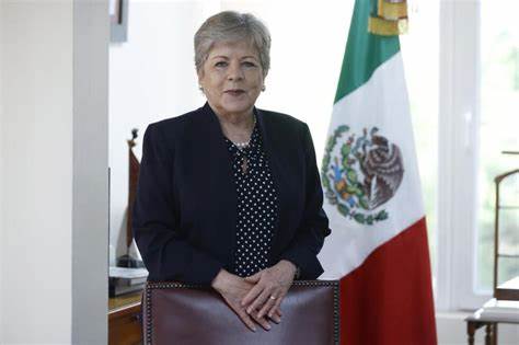  La canciller Alicia Bárcena reconoce la valentía del personal diplomático al defender la embajada en Ecuador