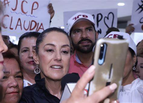 Cientos de personas reciben a Claudia Sheinbaum con música alegre y grandes demostraciones de apoyo en Zihuatanejo,Guerrero