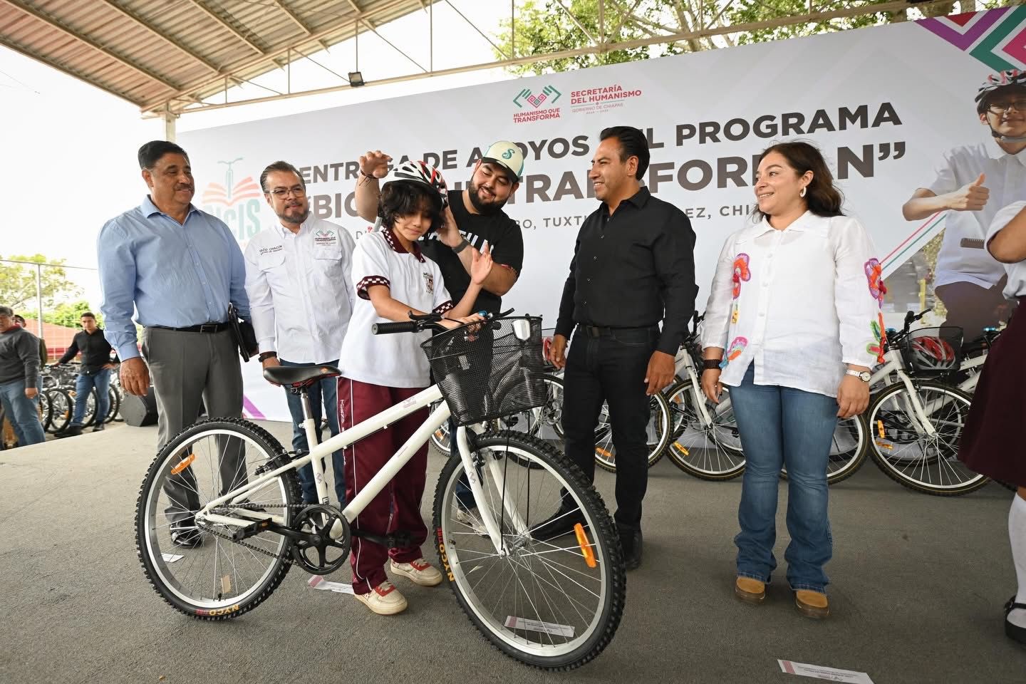 Eduardo Ramírez beneficia a niñas, niños y jóvenes con programas A Paso Firme y Bicis que Transforman 