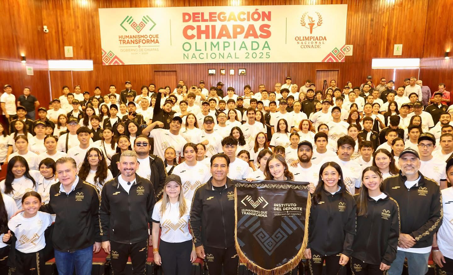Eduardo Ramírez abanderó a delegación chiapaneca que participará en la Olimpiada Nacional 2025 