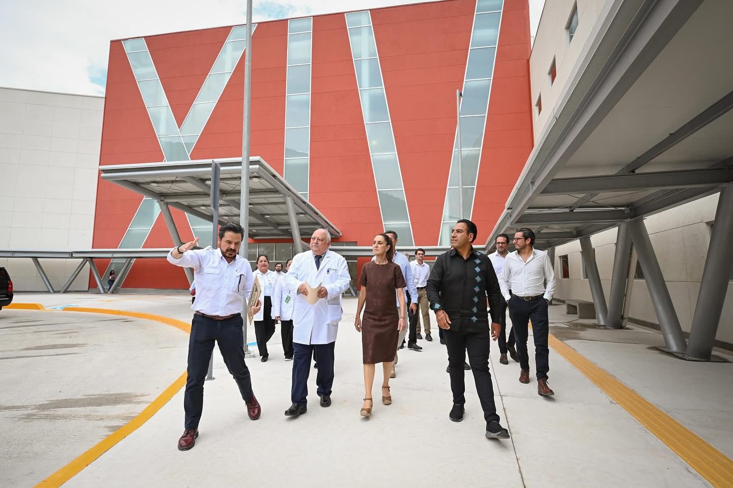 Eduardo Ramírez acompaña a Claudia Sheinbaum en la supervisión del Hospital General de Zona No. 13 en Tuxtla 