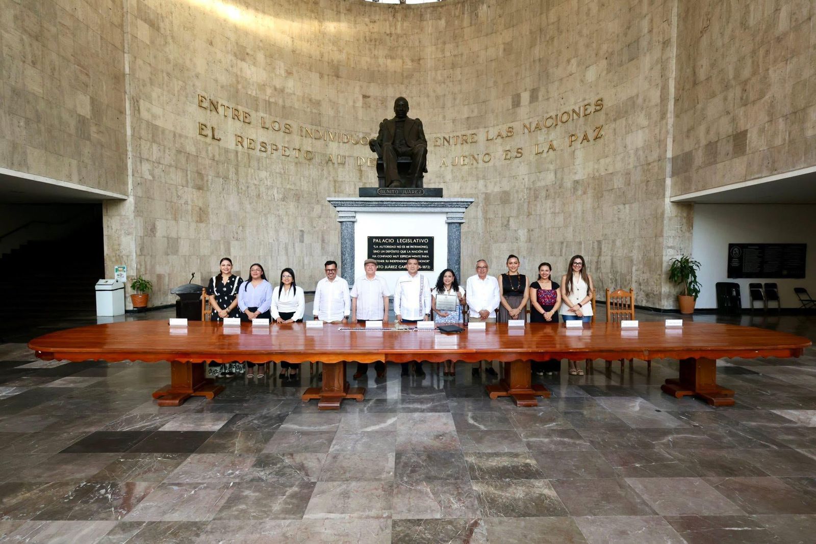 La UNICACH recibe en donación histórica mesa del Congreso del Estado de Chiapas 