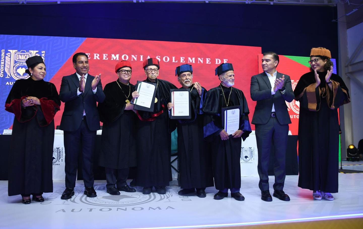 Entrega la Benemérita UNACH el Doctorado Honoris Causa a Javier Espinosa Mandujano, Carlos Alberto Navarrete Cáceres y Antonio García de León y Griego 