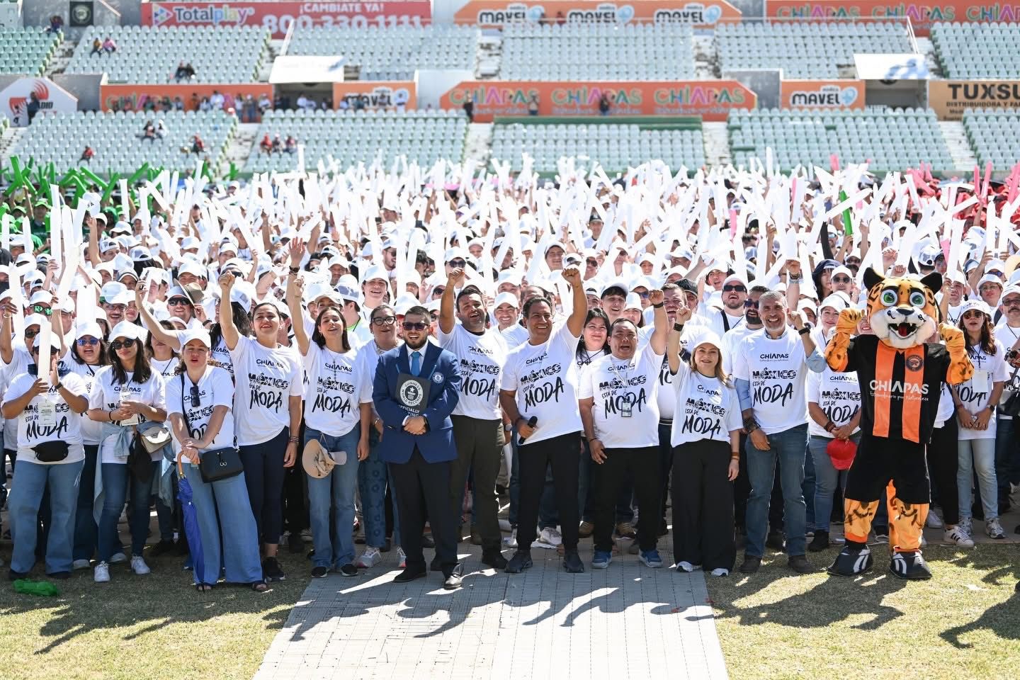 Chiapas rompe Récord Guinness de la Imagen Humana de Camiseta de Fútbol Más Grande