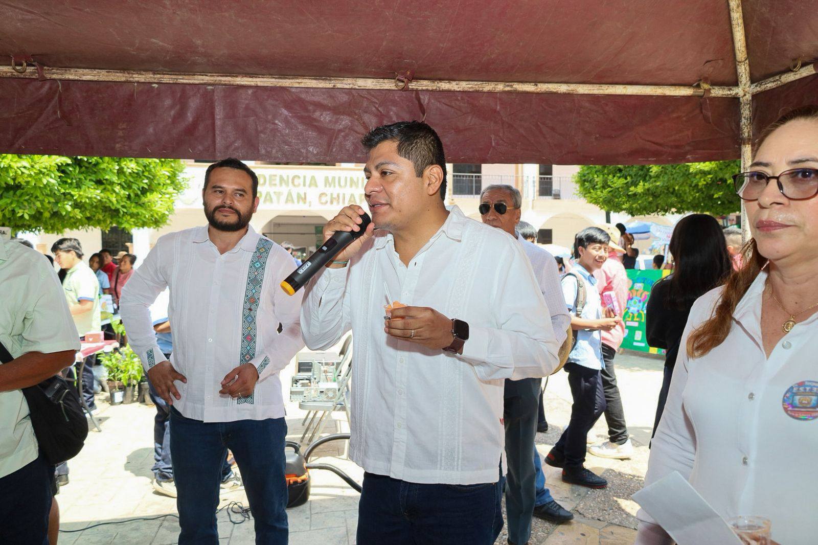 Reconoce alcalde de Tecpatán talento estudiantil en Feria de Saberes