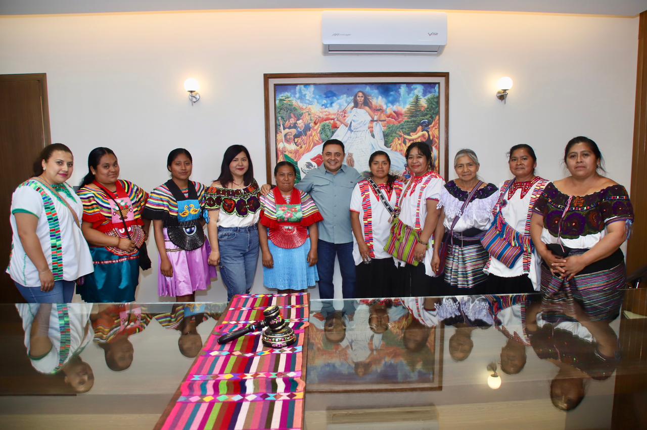 Presidente del Tribunal de Justicia recibe a mujeres productoras de Ocosingo en la sede judicial