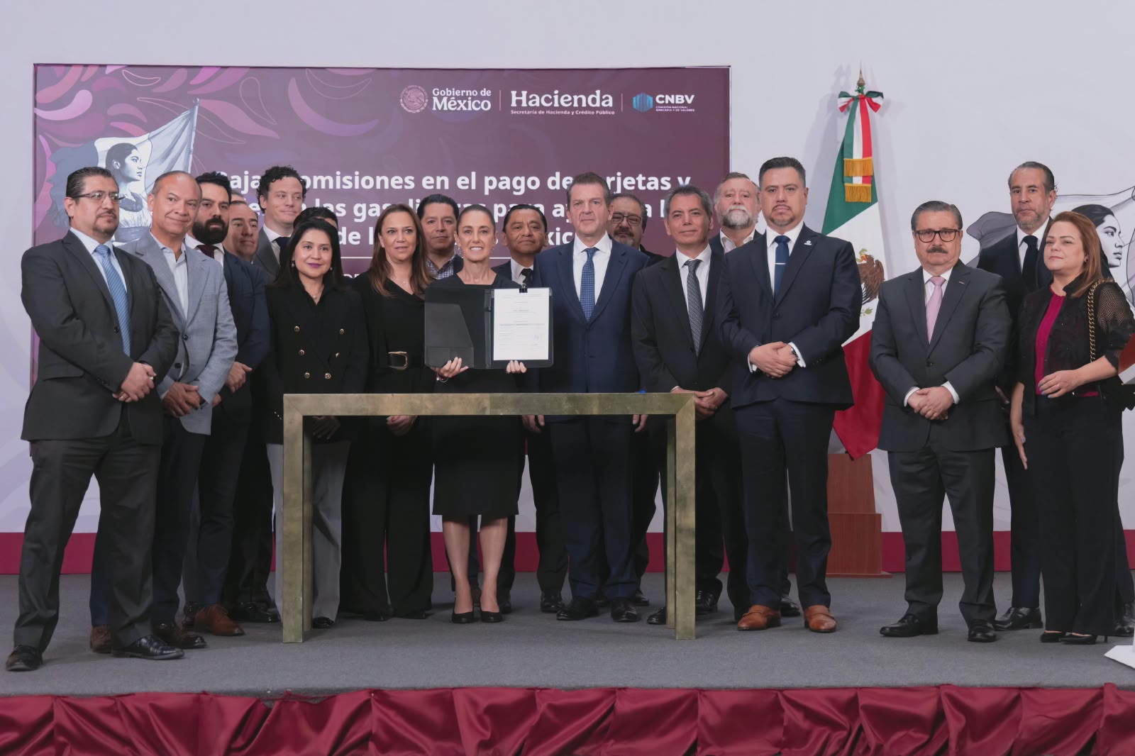 PRESIDENTA CLAUDIA SHEINBAUM FIRMA ACUERDO PARA REDUCIR COMISIONES EN PAGOS DE GASOLINA Y DIÉSEL CON TARJETAS Y VALES EN GASOLINERAS