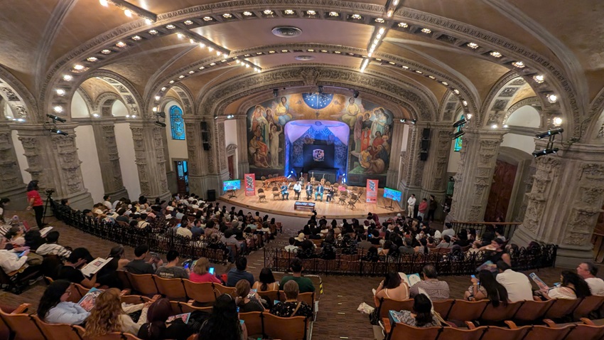  “El nuevo punk es concientizar y resistir desde el bienestar” Juventudes de la UNAM reflexionan sobre bienestar emocional en la presentación del periódico ¡Goooya! en San Ildefonso