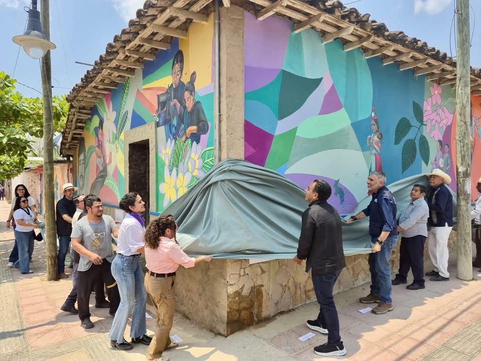 Acompaña rectora de la UNICACH Fanny López Jiménez al gobernador del estado a inauguración de los murales de Copoya
