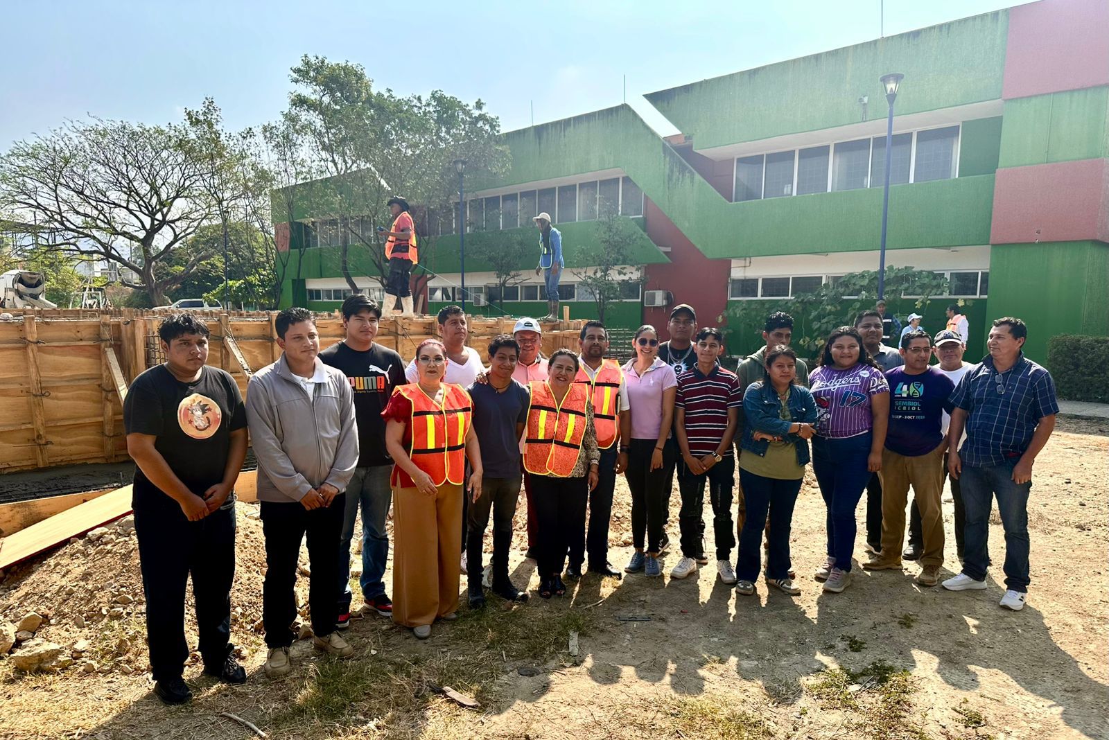 Supervisa rectora de UNICACH Fanny López Jiménez, avances en construcción de alberca semiolimpica en Tonalá