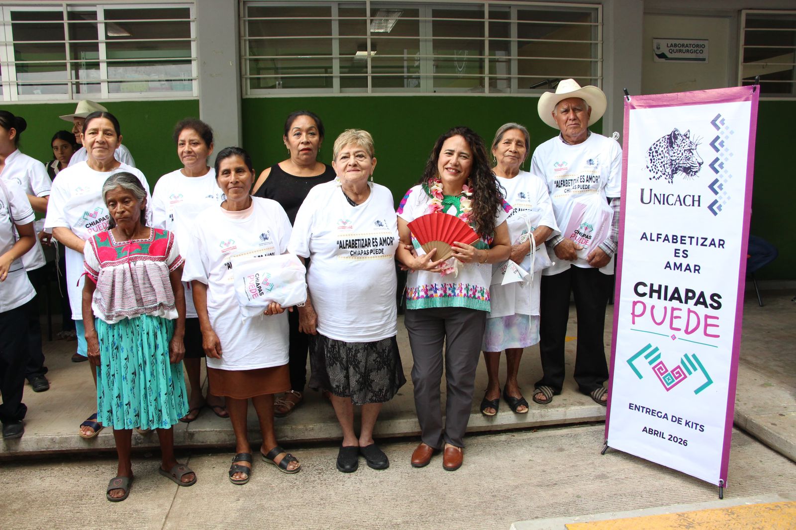 Encabeza rectora de UNICACH Fanny López Jiménez en Venustiano Carranza entrega de paquetes para alfabetización del programa Chiapas Puede