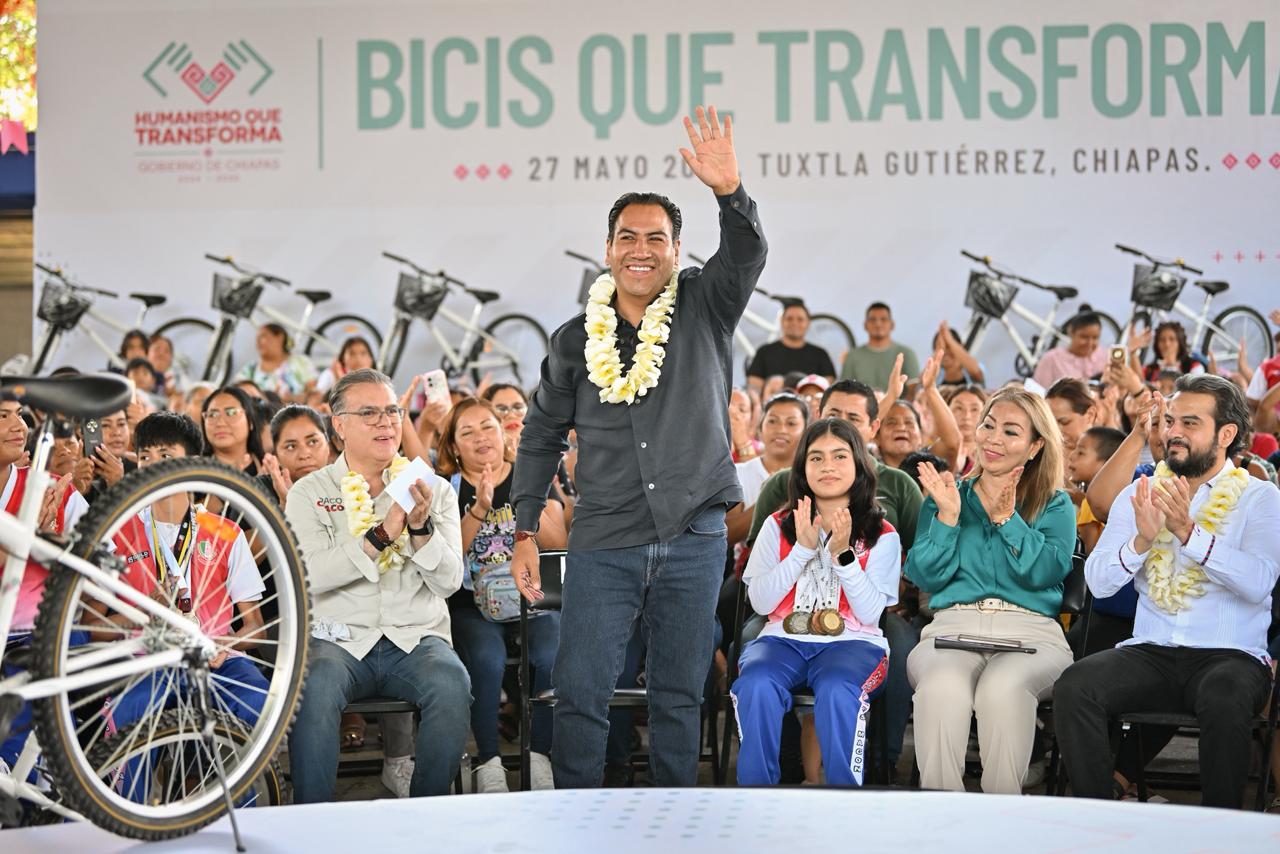 Eduardo Ramírez entrega bicicletas y mochilas a estudiantes de Tuxtla Gutiérrez