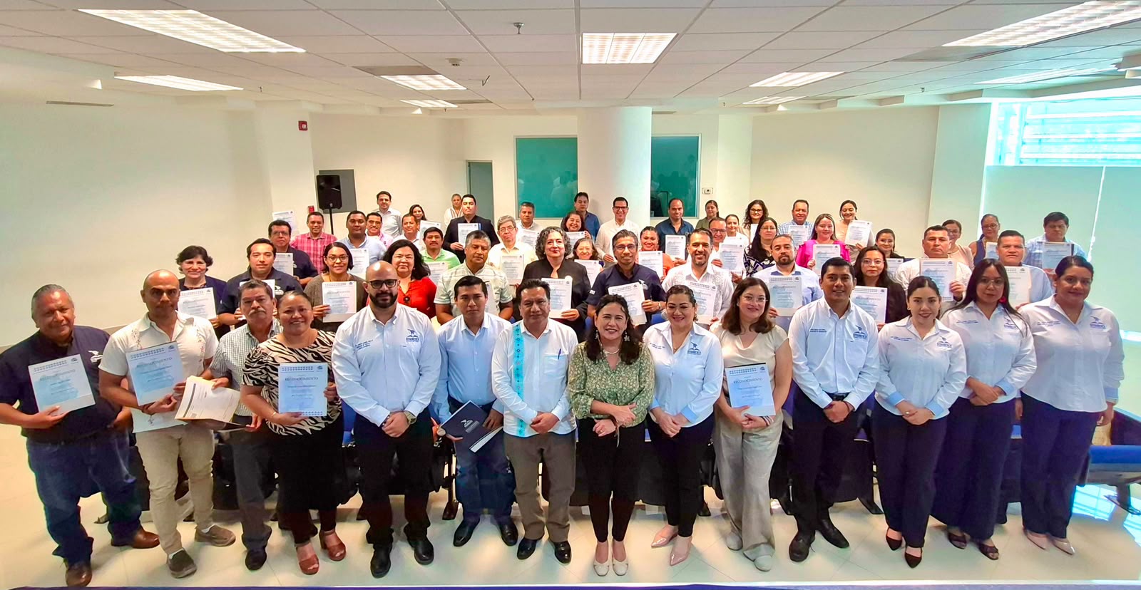 Entrega rectora de UNICACH Fanny López Jiménez, estímulos económicos a docentes del SITAUNICACH