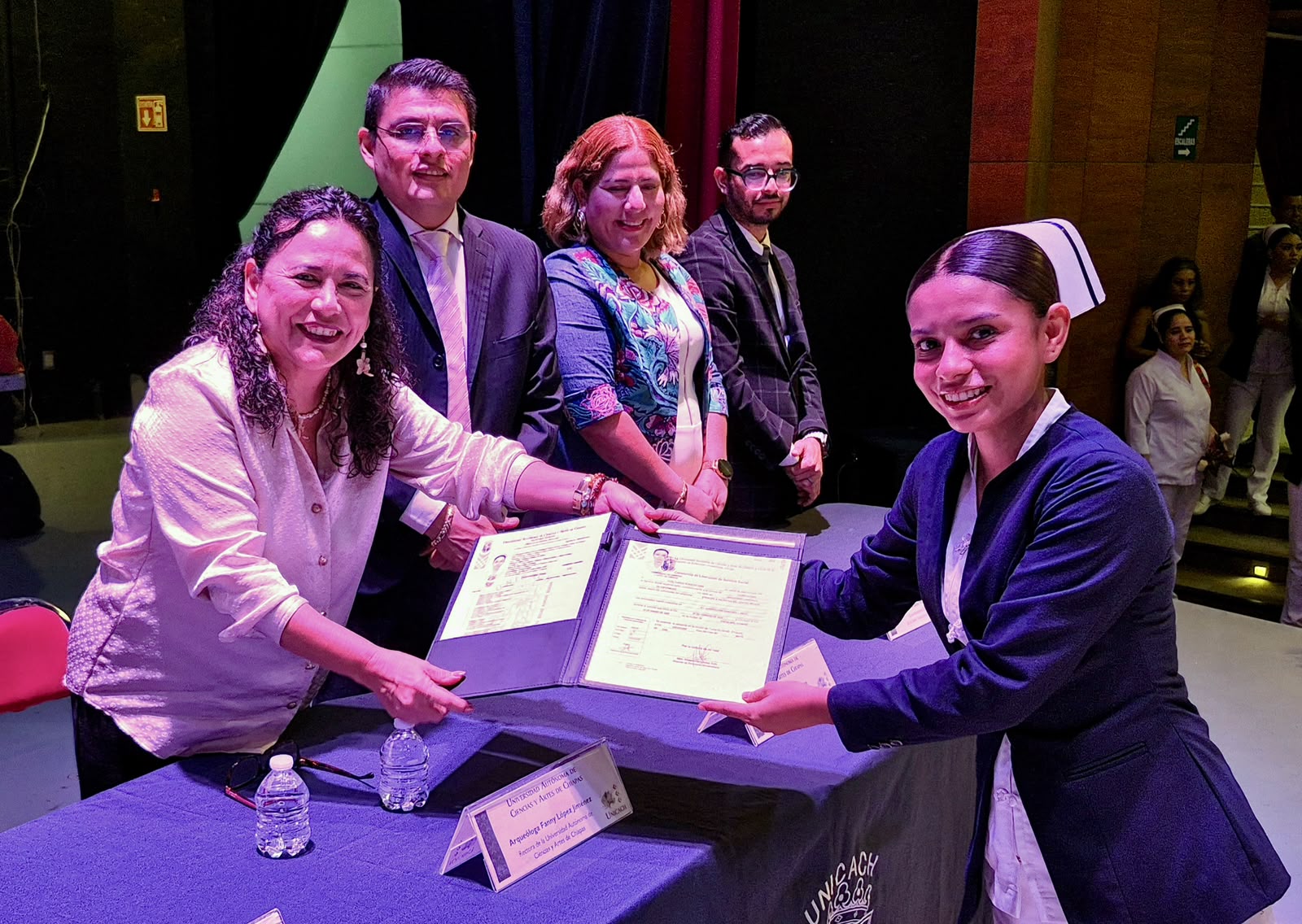 Encabeza rectora de UNICACH ceremonia de graduación de Licenciatura en Enfermería sede Venustiano Carranza