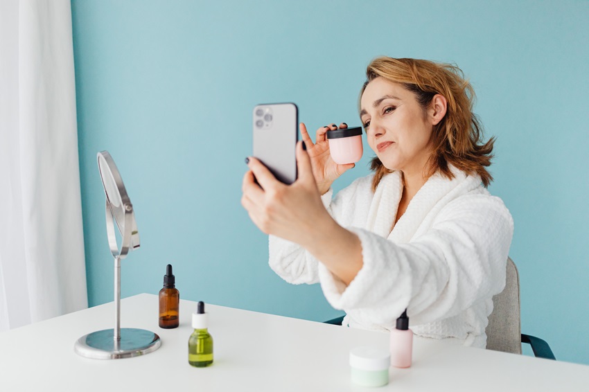 El fin del influencer genérico en belleza: por qué las marcas apuestan por creadores especializados en skincare