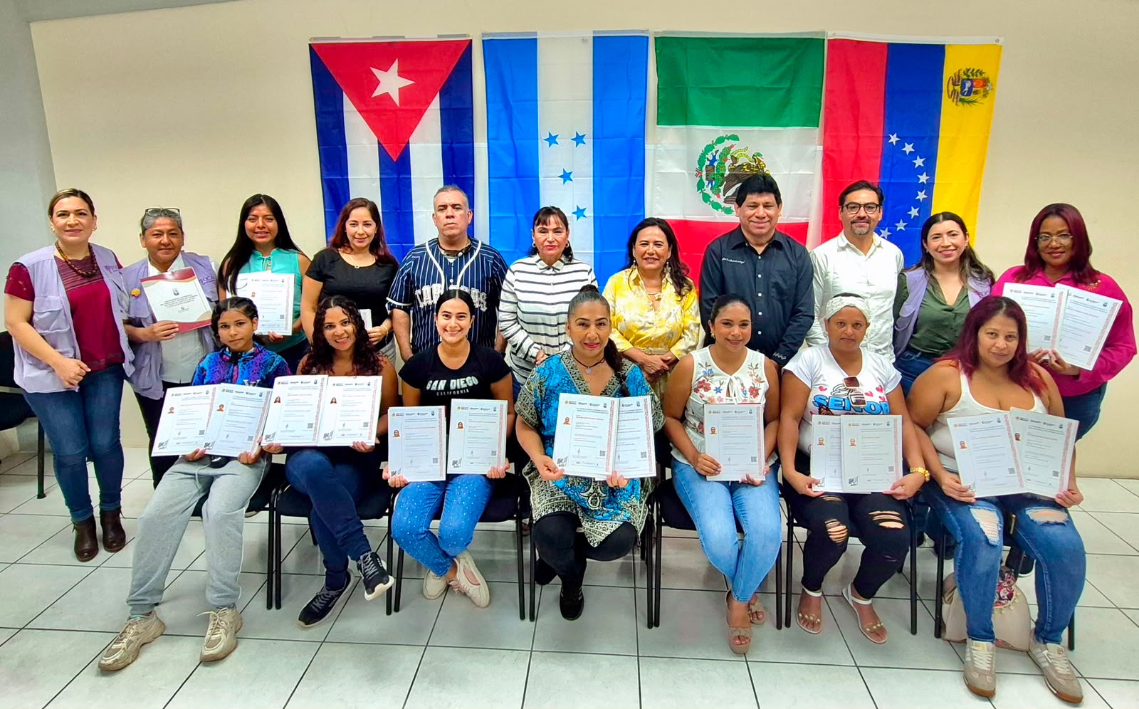 Entrega rectora de UNICACH Fanny López Jiménez certificados de competencias laborales a 22 personas migrantes
